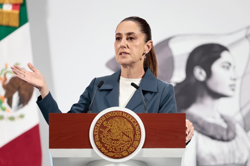 La presidenta de México, Claudia Sheinbaum, participa en una rueda de prensa este miércoles en Palacio Nacional de la Ciudad de México. El Gobierno mexicano informó que busca acelerar la extradición de Hernán Bermúdez Requena, presunto líder del grupo criminal La Barredora, vinculado al Cartel Jalisco Nueva Generación (CJNG), y quien permanece detenido en Paraguay tras rechazar someterse a una extradición simplificada. (EFE/José Méndez)