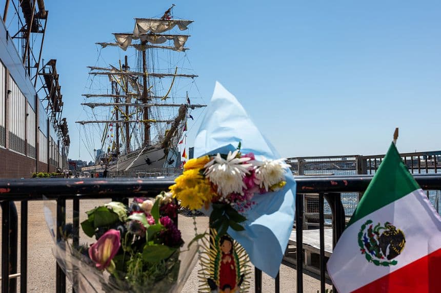 El Cuauhtémoc vuelve a operar tras chocar con el puente de Brooklyn