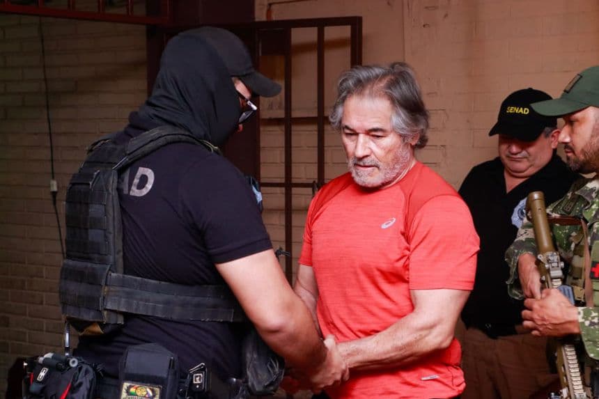 Fotografía cedida por la Secretaría Nacional Antidrogas de Paraguay que muestra el traslado del presunto líder del grupo criminal La Barredora, Hernán Bermúdez Requena, hacia el Aeropuerto Internacional Silvio Pettirossi este miércoles, en Asunción, Paraguay. (EFE/ Secretaría Nacional Antidrogas De Paraguay)