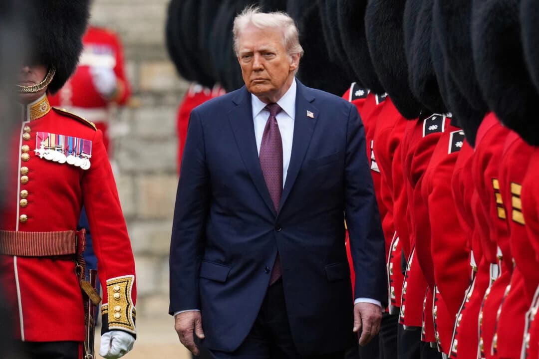El presidente Donald Trump pasa revista a la Guardia de Honor en el Castillo de Windsor durante el segundo día de su segunda visita de Estado al Reino Unido en Windsor, Inglaterra, el 17 de septiembre de 2025. (Kirsty Wigglesworth-WPA Pool/Getty Images)