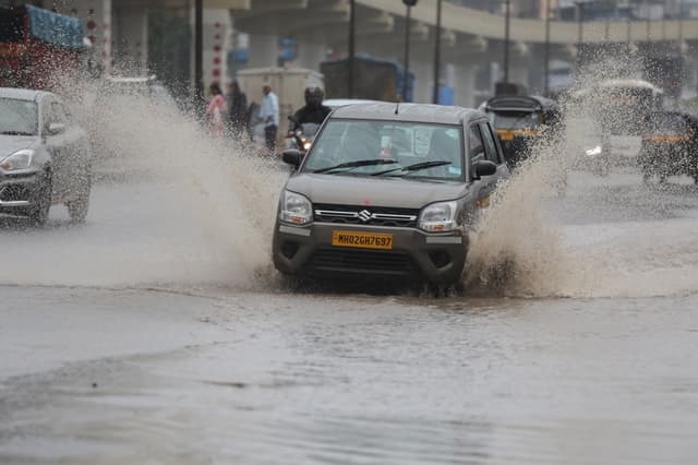 Lluvias monzónicas golpean con fuerza India: más de 500 muertos y miles de evacuados