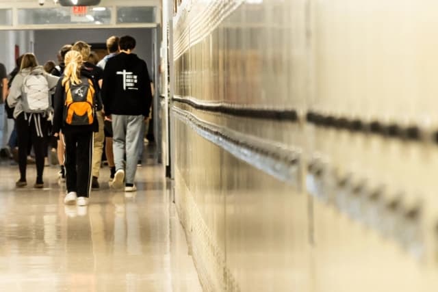 Satisfacción de estadounidenses con educación primaria y secundaria cae a mínimos históricos: Encuesta