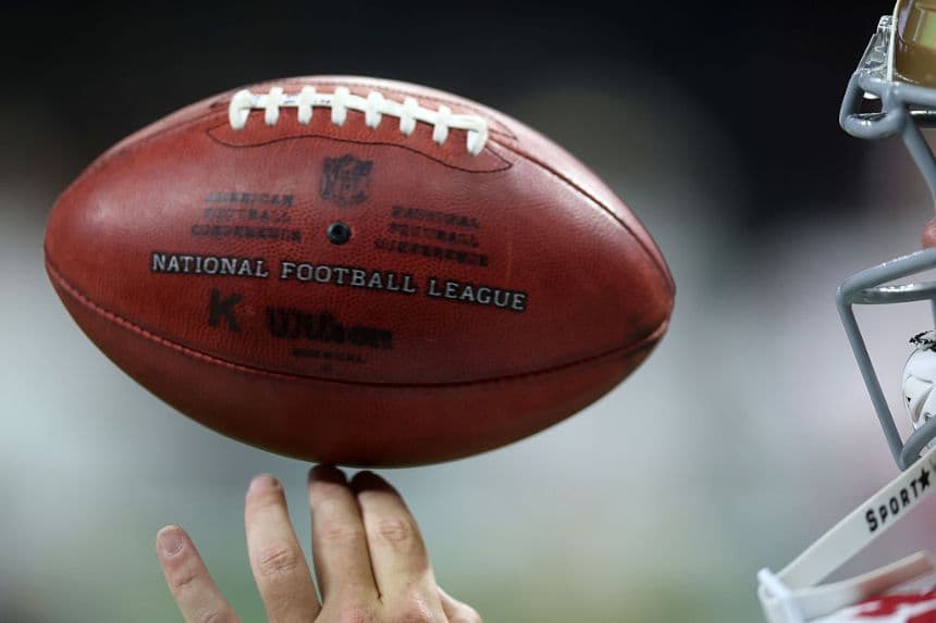 Los San Francisco 49ers hacen girar un balón de fútbol americano durante el partido de la NFL 2025. (Foto de Chris Graythen/Getty Images)
