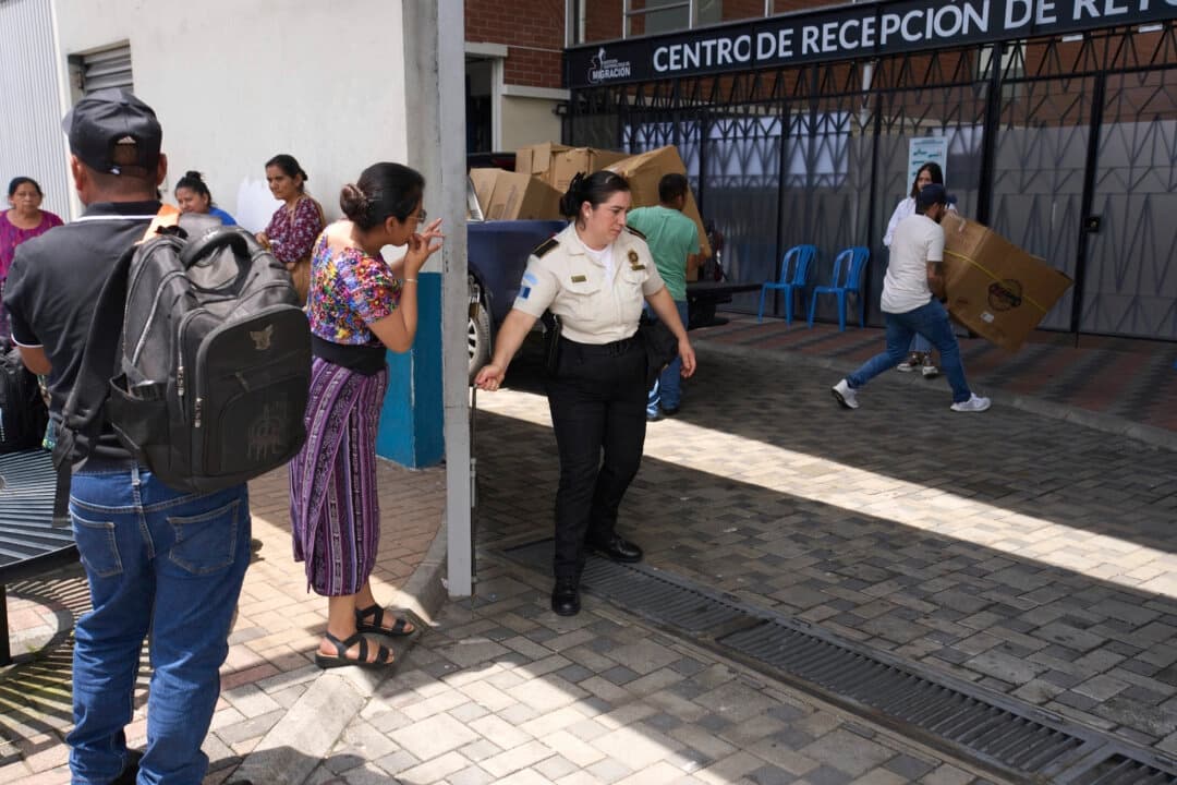 Personas esperan a sus seres queridos deportados de Estados Unidos desde Guatemala, a las afueras del Aeropuerto Internacional La Aurora, en la ciudad de Guatemala, el 31 de agosto de 2025. (Moises Castillo/AP Photo).
