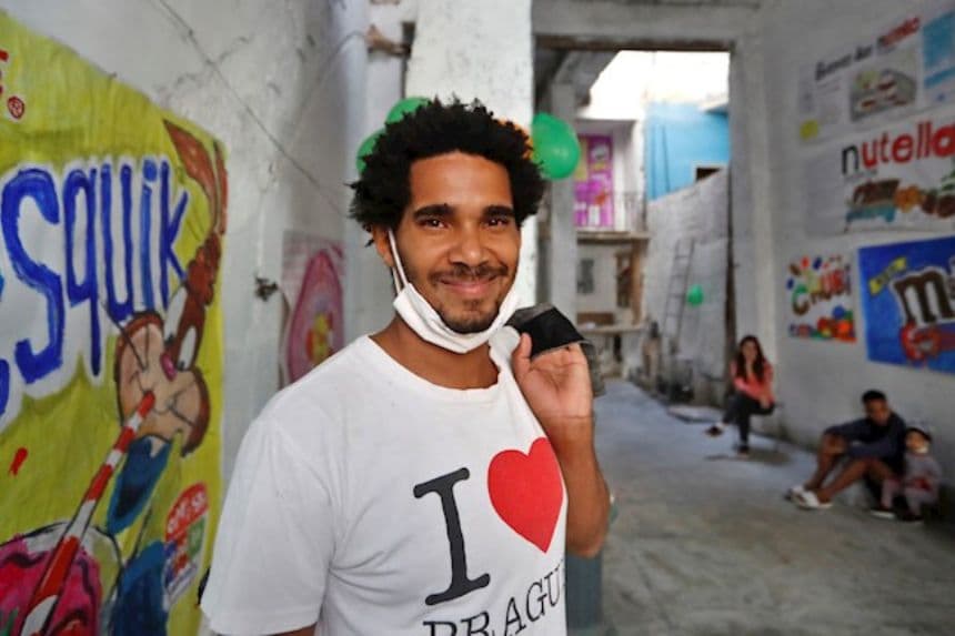 Luis Manuel Otero Alcántara, líder del Movimiento San Isidro (MSI), posa el 5 de abril de 2021 para Efe minutos antes de ser arrestado, en su casa en La Habana, Cuba. (EFE/Yander Zamora/Archivo)