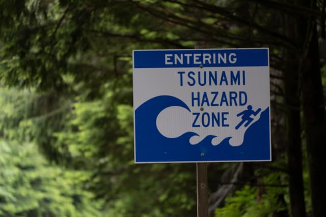 Aviso de tsunami para islas Aleutianas de Alaska tras fuerte terremoto frente a costas de Rusia