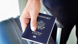 Dos inmigrantes naturalizados pierden su ciudadanía estadounidense por fraude y crímenes graves