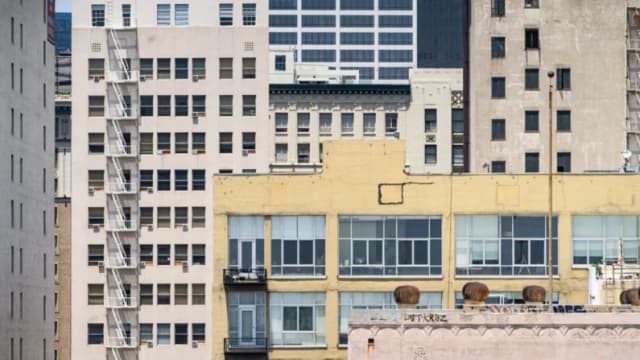 Condado de L.A. considera reestablecer protecciones contra desalojos a inmigrantes ilegales