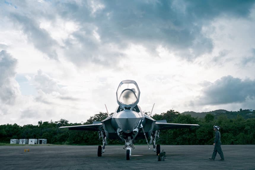 Fotografía divulgada este jueves por el Departamento de Guerra de Estados Unidos donde se muestra un avión F-35B Lightning II del Escuadrón de Ataque de la Infantería de Marina 225, en Puerto Rico. (EFE/Departamento de Guerra)