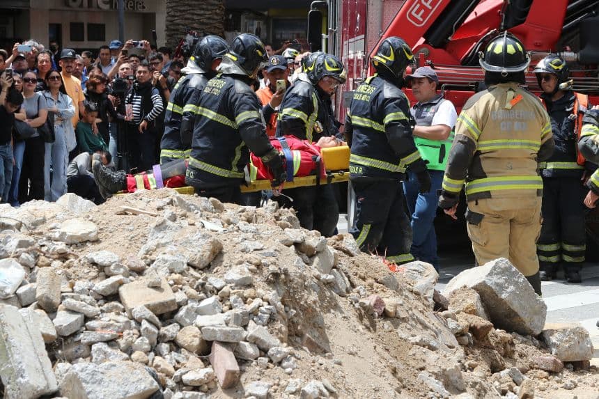 CIUDAD DE MÉXICO (MÉXICO), 19/09/2025.- Bomberos participan en el macrosimulacro nacional este viernes, en Ciudad de México (México). En el aniversario de los 40 años del trágico sismo de 1985 y a ocho del ocurrido en 2017, México realizó un macrosimulacro nacional que recuerda los dos terremotos más destructivos en la historia reciente del país, en medio del temor de un nuevo movimiento telúrico y donde miles de mexicanos recibieron una alerta sísmica a sus celulares. (EFE/ Mario Guzmán)