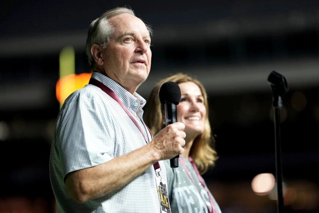 El presidente de la Universidad Texas A&M, Mark A. Welsh, se dirige a la multitud dentro del Kyle Field mientras su esposa Betty observa durante el Midnight Yell en College Station, Texas, el 30 de agosto de 2025. (Sam Craft/AP Photo)