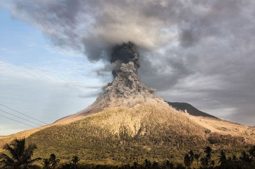 El monte Lewotobi Laki-Laki entra en erupción, visto desde la aldea de Pululera, Nusa Tenggara Oriental, el 18 de agosto de 2025. (Foto de ARNOLD WELIANTO/AFP a través de Getty Images)