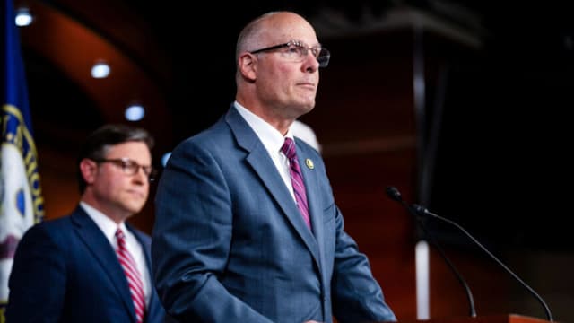 Congresista estadounidense propone sanciones a aerolíneas para presionar a China sobre el comercio de tierras raras