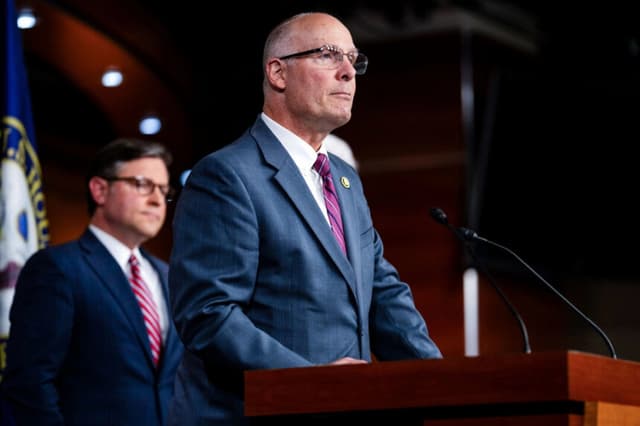 Congresista estadounidense propone sanciones a aerolíneas para presionar a China sobre el comercio de tierras raras