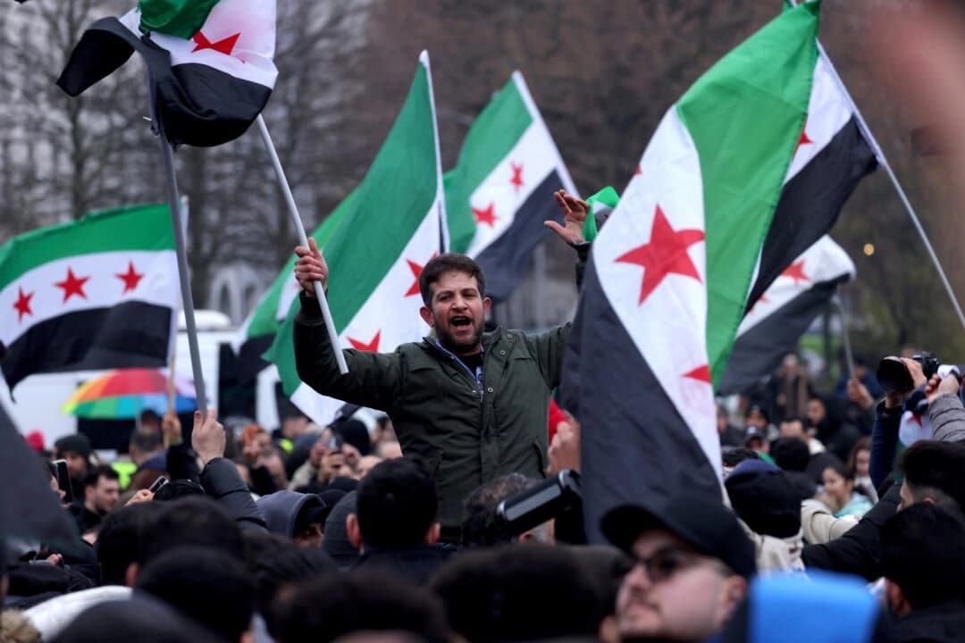Muchas personas, en su mayoría sirios expatriados, se reúnen en Berlín, Alemania, para celebrar la caída del régimen de Assad en Siria el 8 de diciembre de 2024. (Sean Gallup/Getty Images)