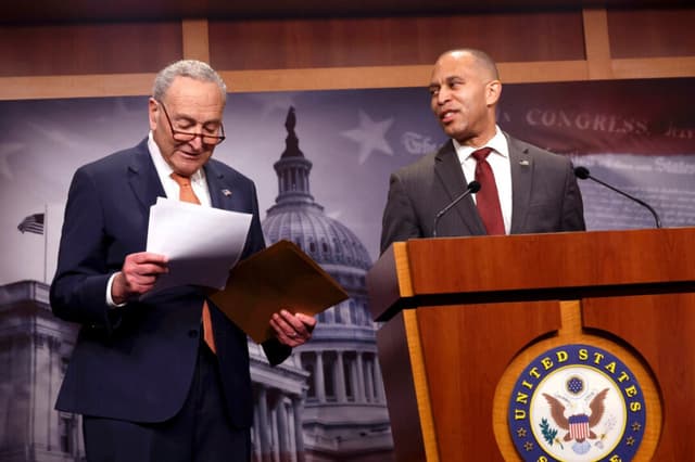 Schumer y Jeffries solicitan reunión con Trump ante inminente cierre
