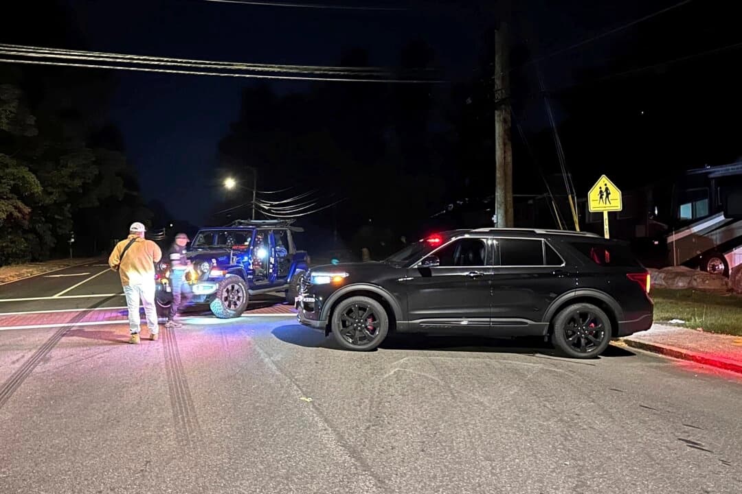 La policía bloquea una carretera que conduce al club de campo Sky Meadow Country Club, en Nashua, New Hampshire, donde se produjo un tiroteo el 20 de septiembre de 2025. (Michael Casey/Foto de AP)