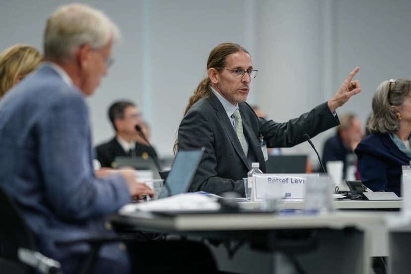 Retsef Levi, miembro del Comité Asesor sobre Prácticas de Inmunización de los CDC, habla durante una reunión en Chamblee, Georgia, el 19 de septiembre de 2025. (Elijah Nouvelage/Getty Images)