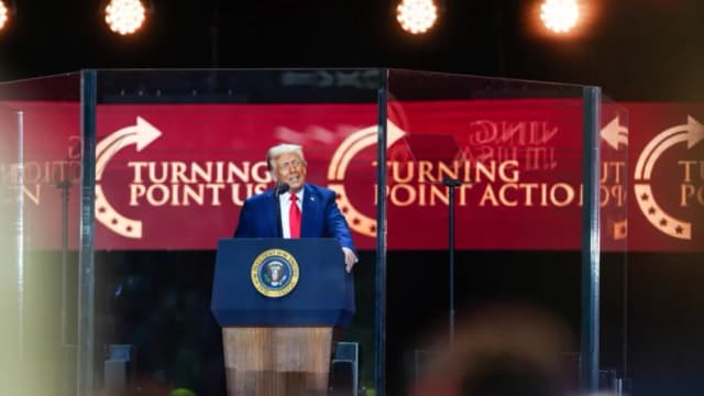 Trump honra a Charlie Kirk en su funeral y dice fue asesinado "por decir la verdad"