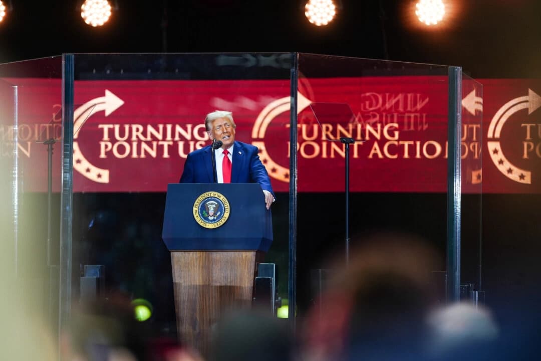 El presidente Donald Trump habla en el evento "Construyendo un legado: recordando a Charlie Kirk" en el estadio State Farm en Glendale, Arizona, el 21 de septiembre de 2025. (Madalina Kilroy/The Epoch Times)