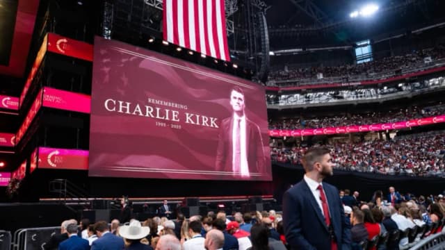 Kirk es recordado por su fe y valentía en un funeral al que asistieron decenas de miles de personas