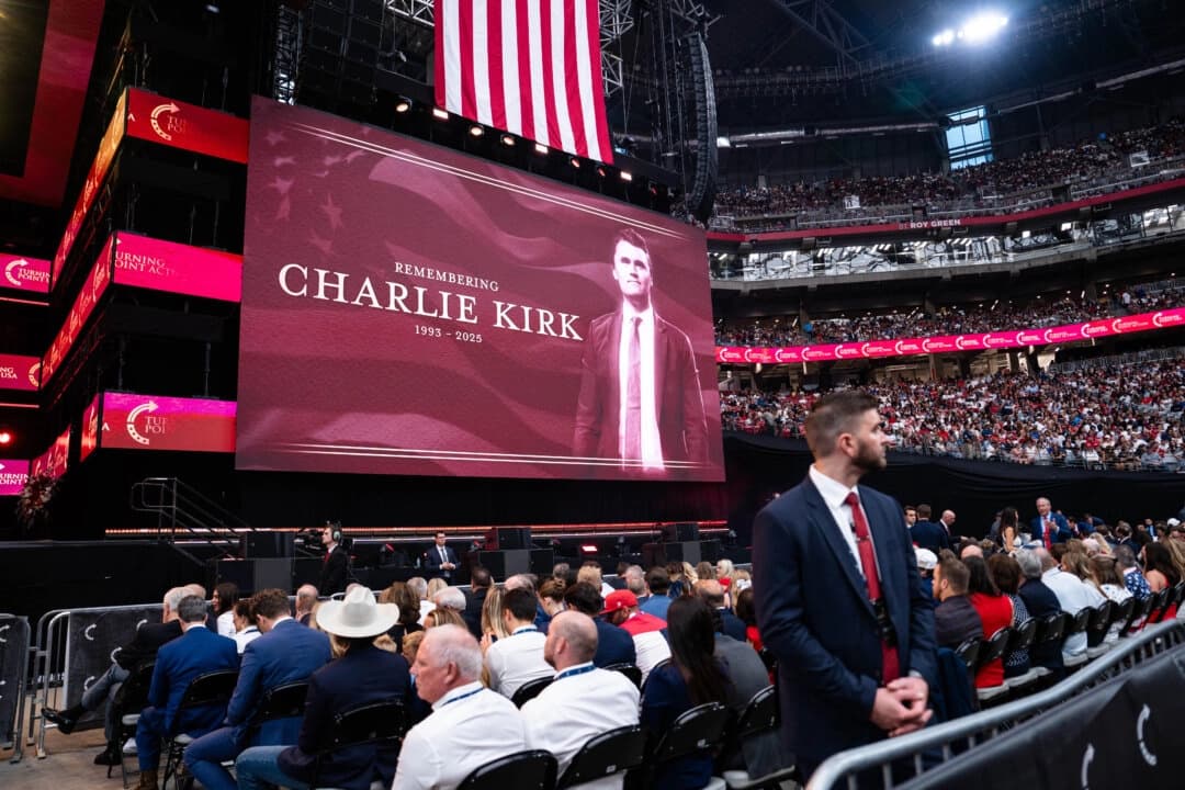 La gente participa en el evento "Construyendo un legado: Recordando a Charlie Kirk" en el State Farm Stadium de Glendale, Arizona, el 21 de septiembre de 2025. (Madalina Kilroy/The Epoch Times)