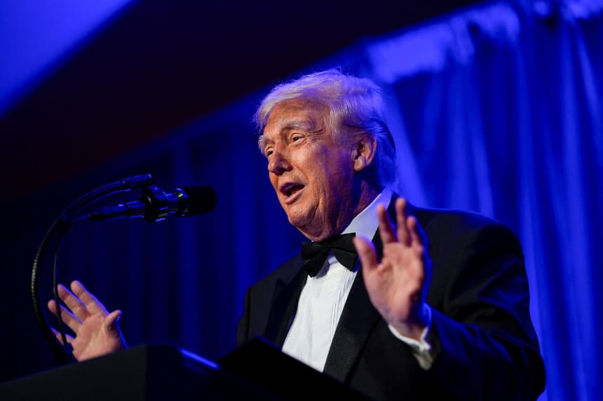 El presidente Donald Trump pronuncia un discurso en la cuarta cena anual de fundadores del American Cornerstone Institute, celebrada en la finca Mount Vernon de George Washington, en Mount Vernon (Virginia), el 20 de septiembre de 2025. (Kent Nishimura/Reuters).