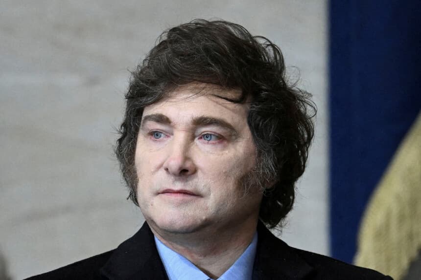 El presidente de Argentina, Javier Milei, llega a la ceremonia de investidura antes de que Donald Trump preste juramento como 47.º presidente de los Estados Unidos en la Rotonda del Capitolio, en Washington D. C., el 20 de enero de 2025. (Saul Loeb/Pool vía Reuters).