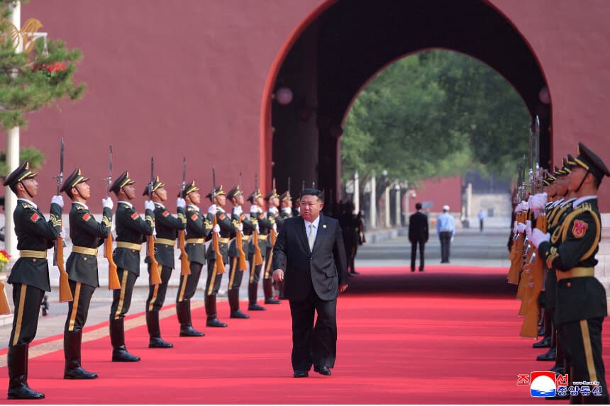 El líder norcoreano Kim Jong Un llega a un desfile militar para conmemorar el 80.º aniversario del fin de la Segunda Guerra Mundial, en Beijing, China, el 3 de septiembre de 2025. (KCNA vía Reuters).