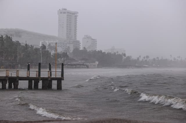 "Narda" se desplaza paralela al Pacífico mexicano y provoca intensas lluvias