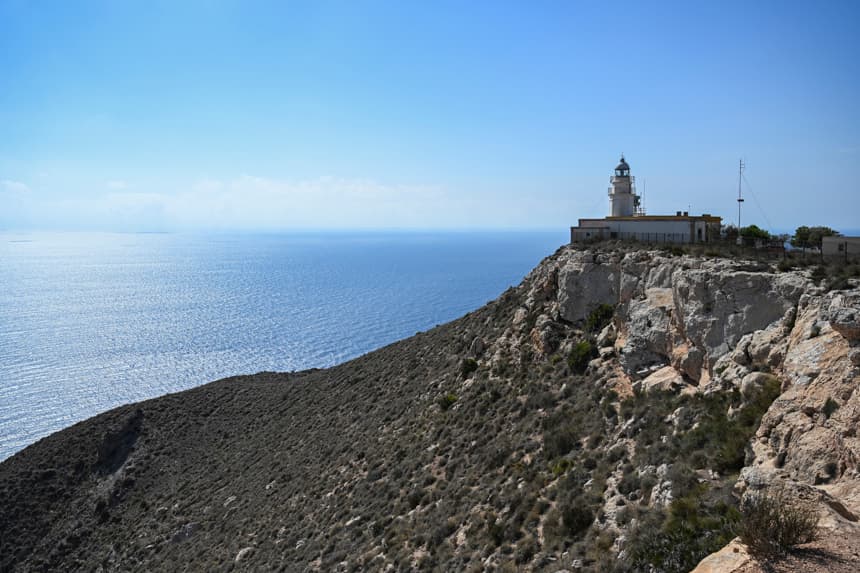 Vista del faro de Mesa Roldán, en el Parque Natural de Cabo de Gata-Níjar, ubicado en Almería, sureste de España. (EFE/ Carlos Barba)