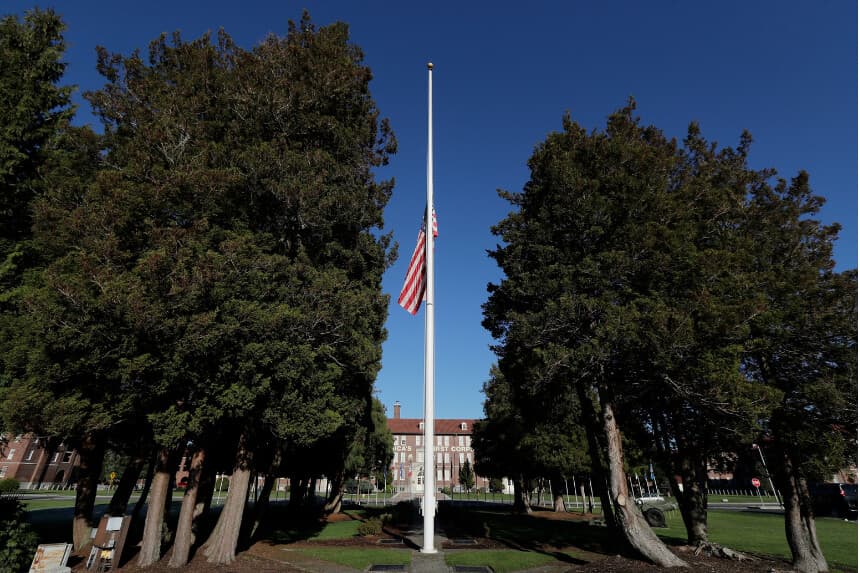El mástil principal frente al cuartel general del I Cuerpo del Ejército de los Estados Unidos en la Base Conjunta Lewis-McChord, al sur de Tacoma, Washington, ondea a media asta, el 5 de diciembre de 2018. (Ted S. Warren/AP Photo).