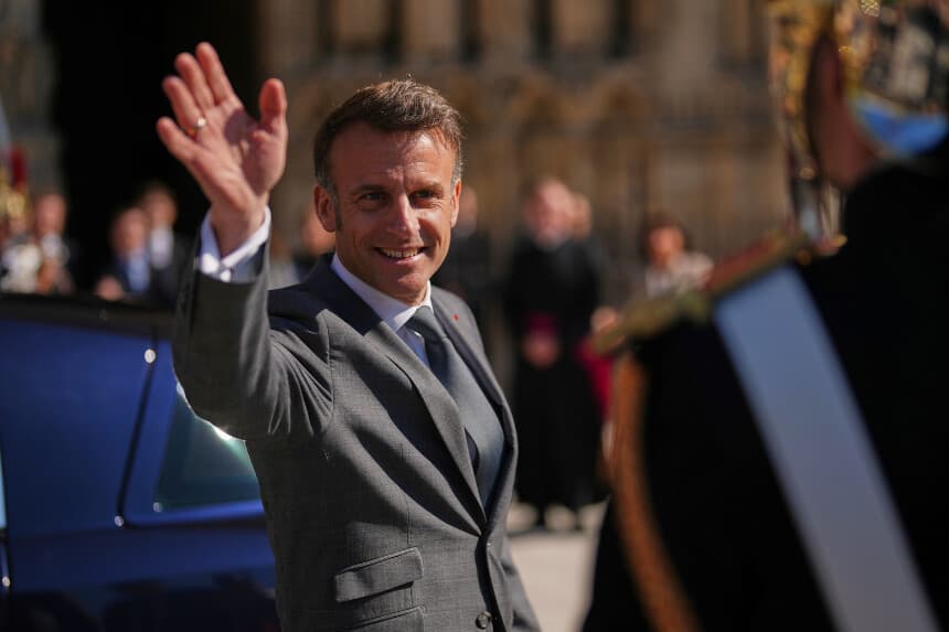 El presidente francés Emmanuel Macron saluda tras visitar la catedral de Notre Dame con el rey Federico X de Dinamarca y la reina María de Dinamarca, el miércoles 2 de abril de 2025 en París. (Thibault Camus/AP).