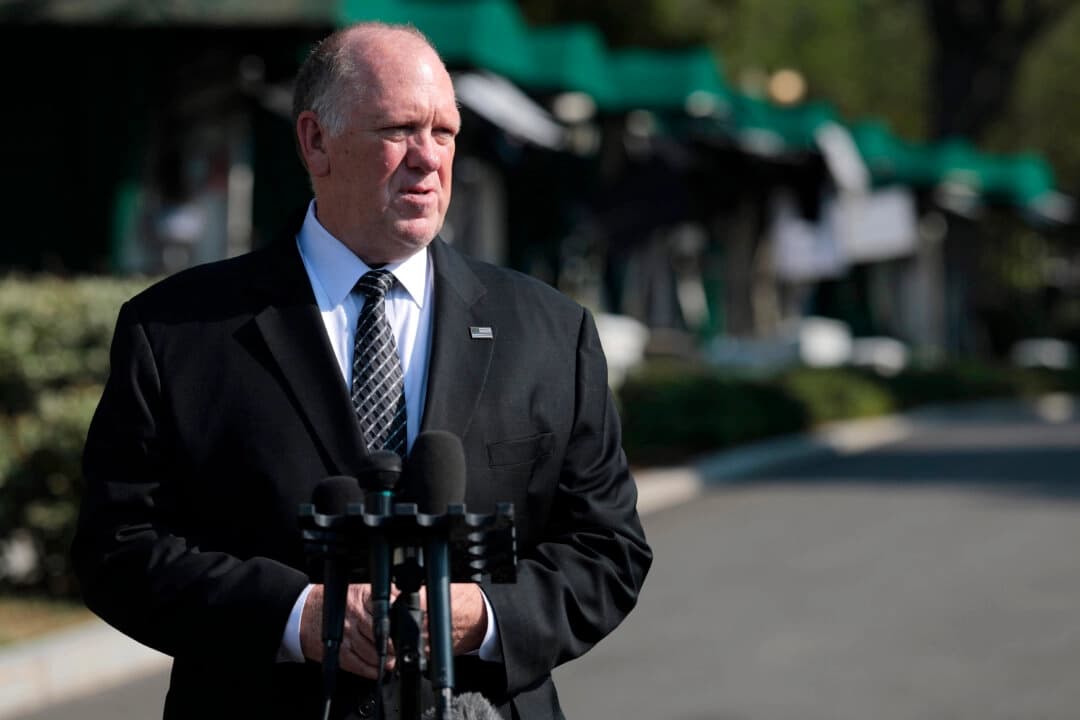 El zar de la frontera de la Casa Blanca, Tom Homan, habla con los periodistas cerca de la Casa Blanca en Washington D. C., el 30 de julio de 2025. (Anna Moneymaker/Getty Images)
