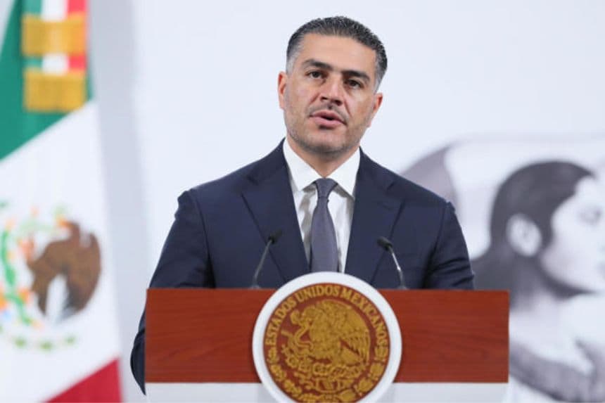 El secretario de Seguridad y Protección Ciudadana de México, Omar García Harfuch, habla en una rueda de prensa en Ciudad de México (México). Fotografía de archivo. (EFE/ Mario Guzmán)