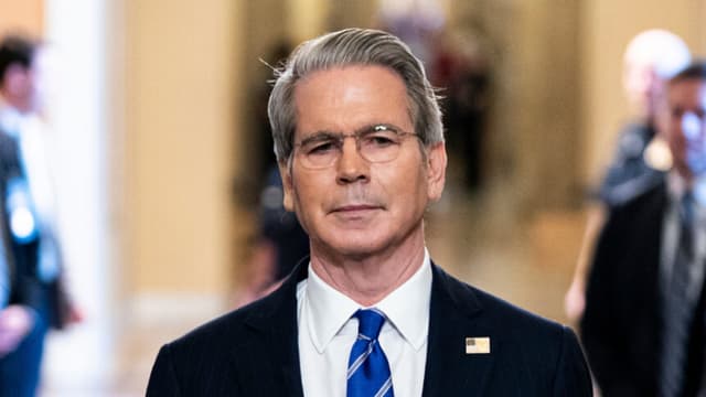 El secretario del Tesoro de EE. UU., Scott Bessent, habla con los periodistas tras un almuerzo de los republicanos del Senado, en el Capitolio de EE. UU., el 27 de junio de 2025, en Washington D. C. (Al Drago/Getty Images)