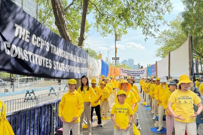 Los practicantes de Falun Gong participan en una manifestación pacífica frente a las Naciones Unidas al inicio de la Asamblea General en Nueva York, el 23 de septiembre de 2025. (Edwin Huang/The Epoch Times)