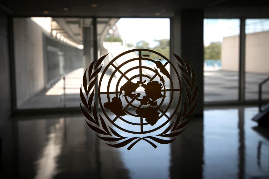El logotipo de las Naciones Unidas en una ventana de un pasillo vacío de la sede de la ONU en Nueva York, el 21 de septiembre de 2020. (Mike Segar /Reuters).