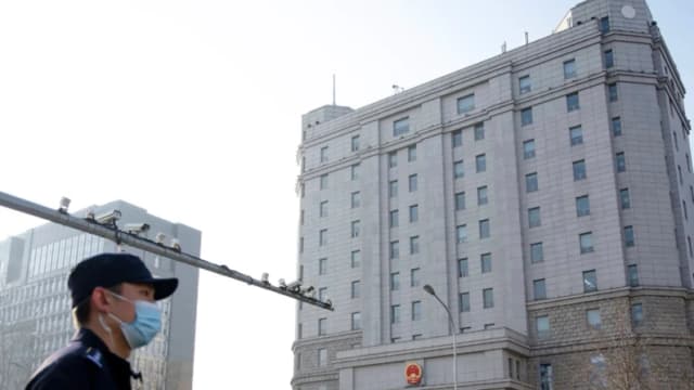 Abogado chino de derechos humanos en el exilio, califica el sistema legal chino de "estafa"