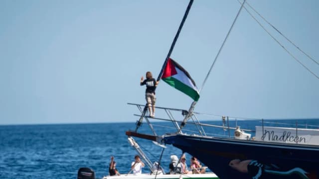 Activistas de flotilla que intentan romper bloqueo en Gaza dicen que drones atacaron sus barcos