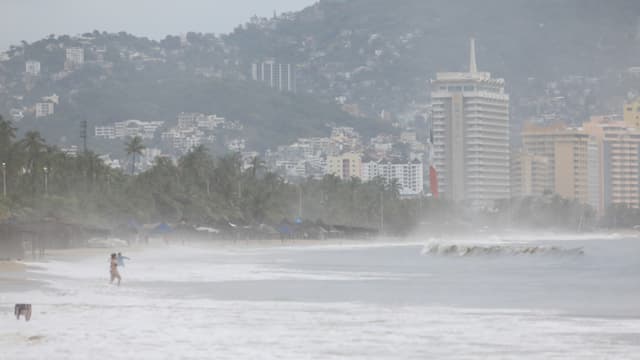 Huracán Narda se intensifica y causa lluvias en su ruta por México