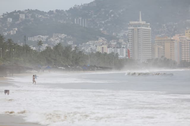 Huracán Narda se intensifica y causa lluvias en su ruta por México