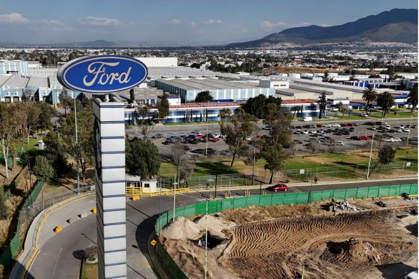 Vista aérea de la fábrica de automóviles Ford en Cuautitlán Izcalli, estado de México, tomada el 30 de enero de 2025. (ALFREDO ESTRELLA/AFP vía Getty Images)