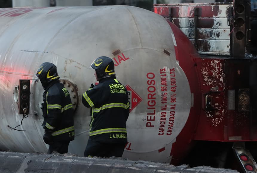 Fotografía del 10 de septiembre de 2025 de bomberos junto a un camión de gas accidentado en la Ciudad de México (Imagen de archivo. EFE/ Mario Guzmán)