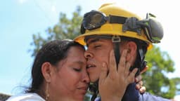 Rescatan con vida a 23 mineros atrapados durante 48 horas en una mina de oro en Colombia