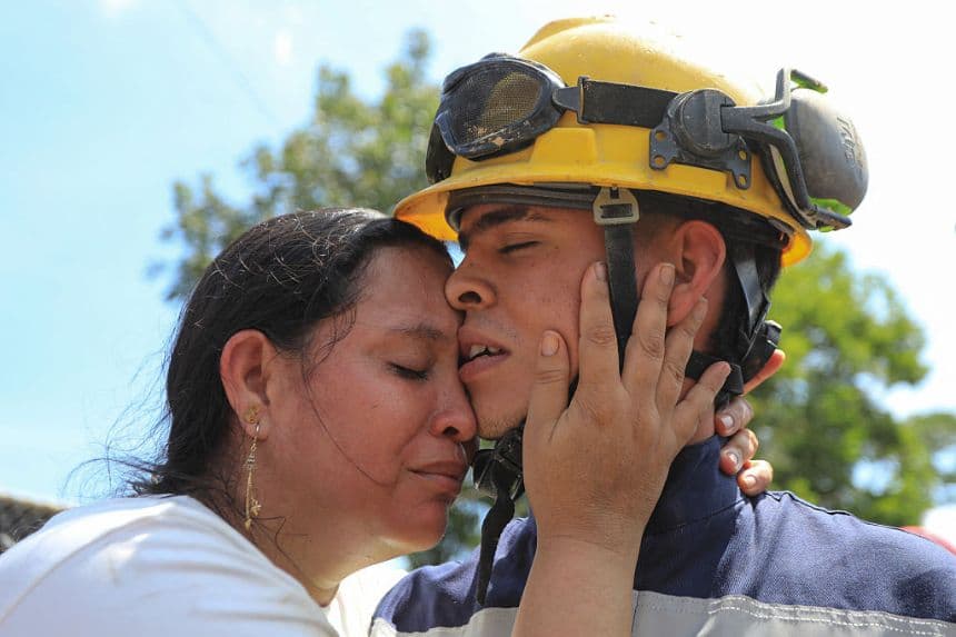 Rescatan con vida a 23 mineros atrapados durante 48 horas en una mina de oro en Colombia