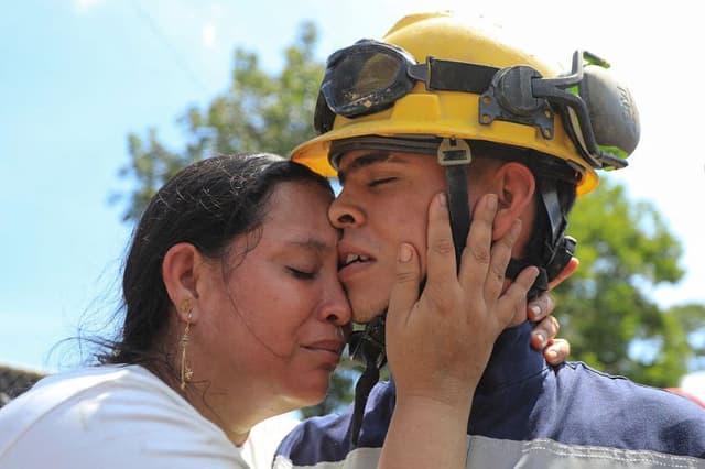 Rescatan con vida a 23 mineros atrapados durante 48 horas en una mina de oro en Colombia