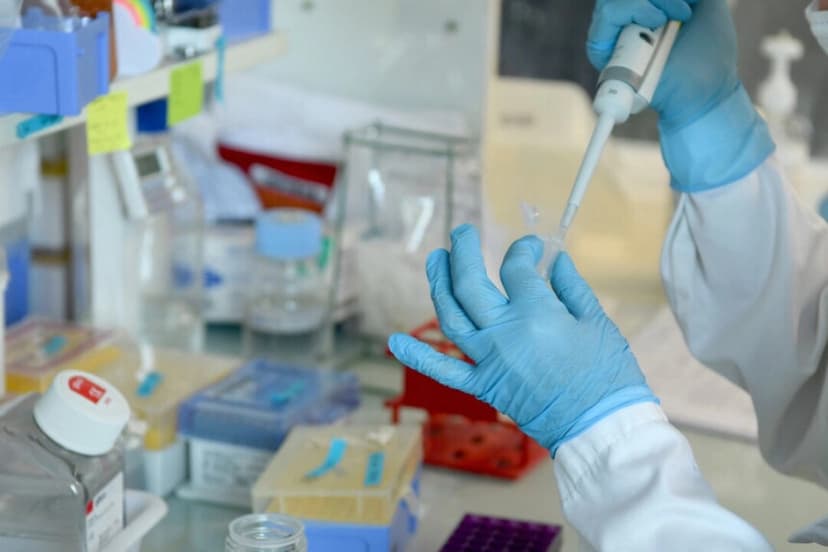 Un empleado de laboratorio realiza experimentos de terapia génica en Evry, Francia, el 10 de mayo de 2022. Eric Piermont/AFP
