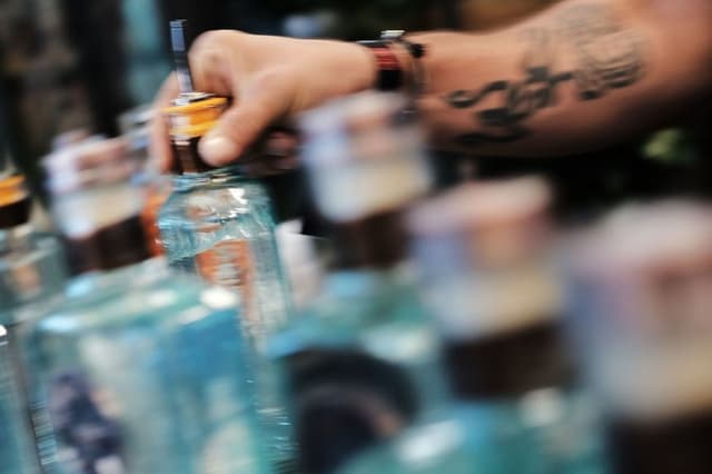 Siete personas muertas y tres en estado grave por consumir licor adulterado en Colombia