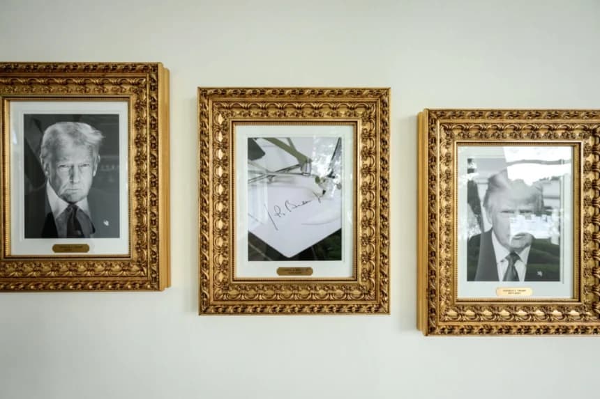 ChatGPT dijo:
Retrato de la “firma con autopen” del expresidente Joe Biden (C) en el nuevo Muro de la Fama Presidencial de la Casa Blanca, el 24 de septiembre de 2025. (White House)